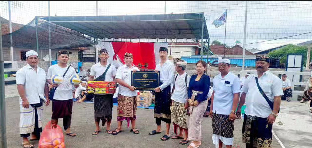 PENYERAHAN LAPANGAN BOLA VOLI  PUBER BR. BERSIH